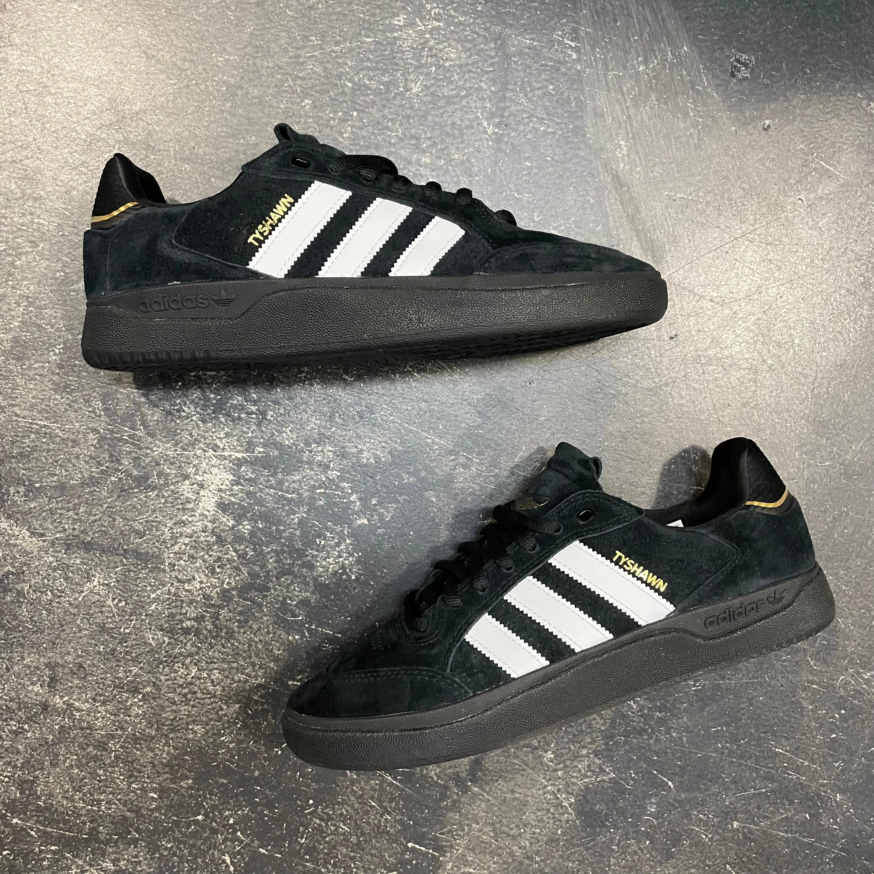 Adidas Tyshawn Low Black/White/Gold SALE