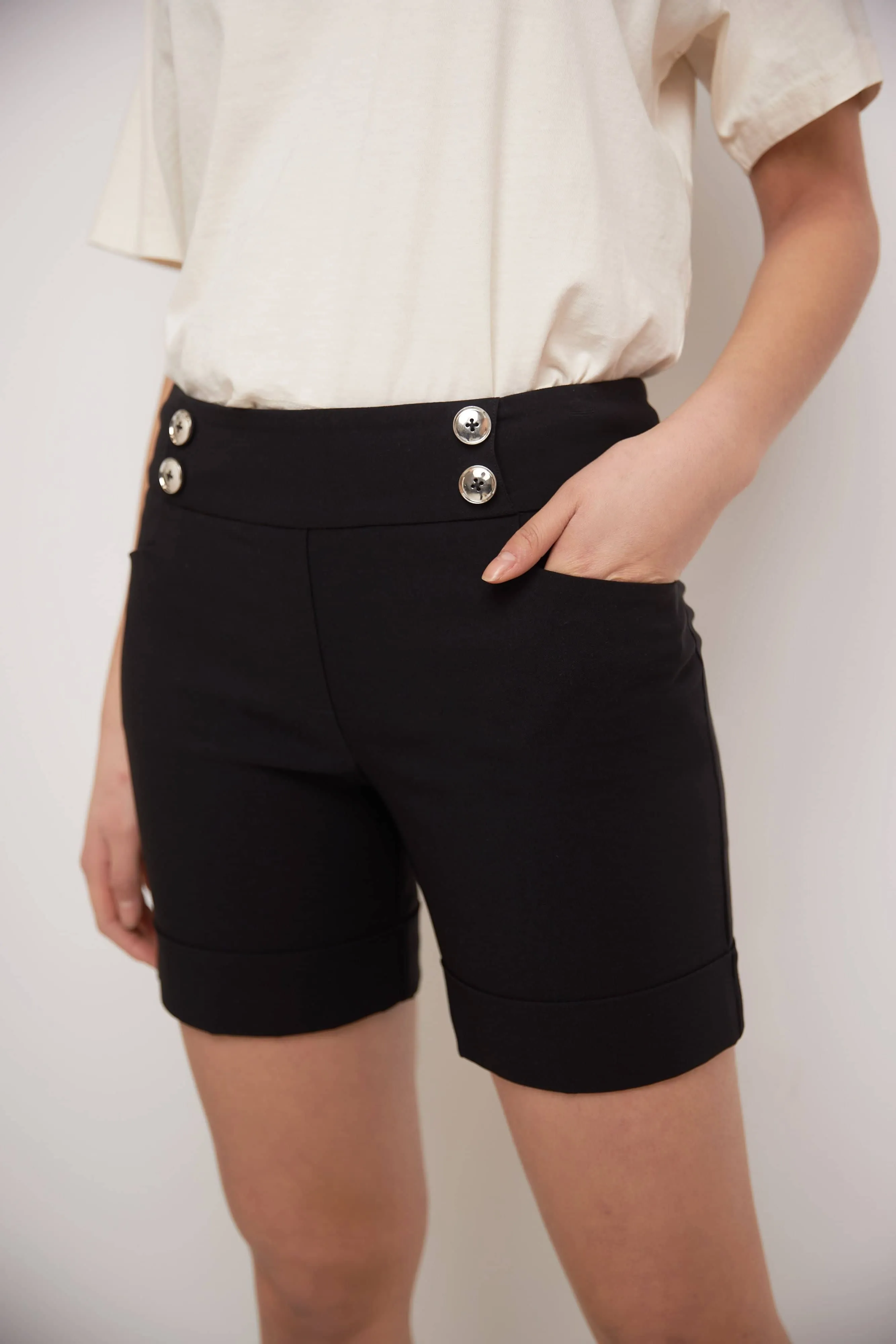 Classic 6” shorts with cuffed button detail