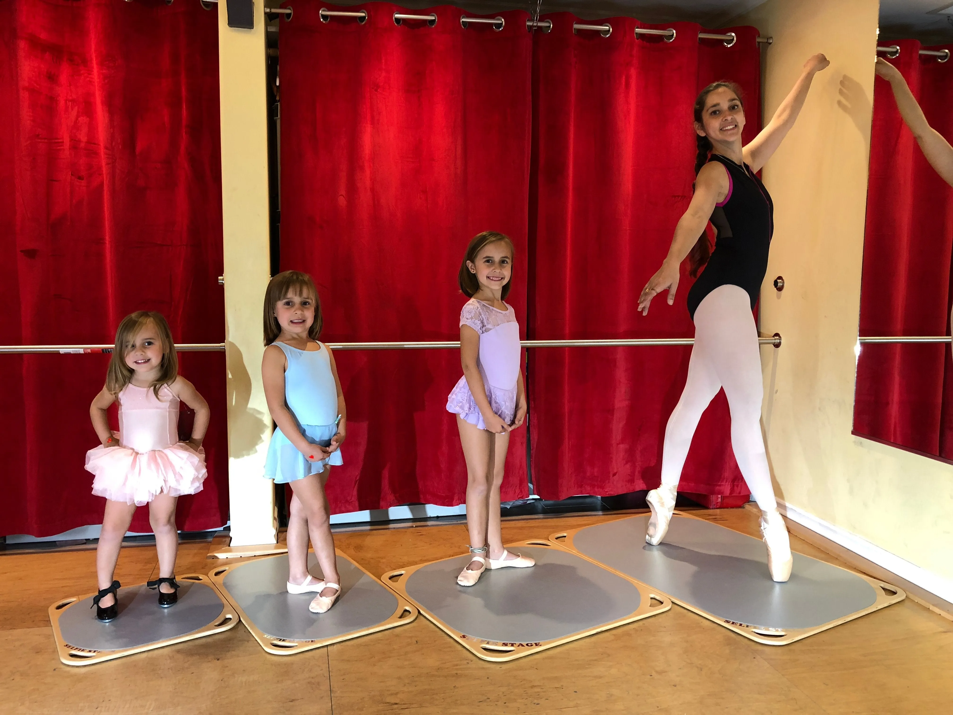 Selfie Stage Dance / Turning Boards