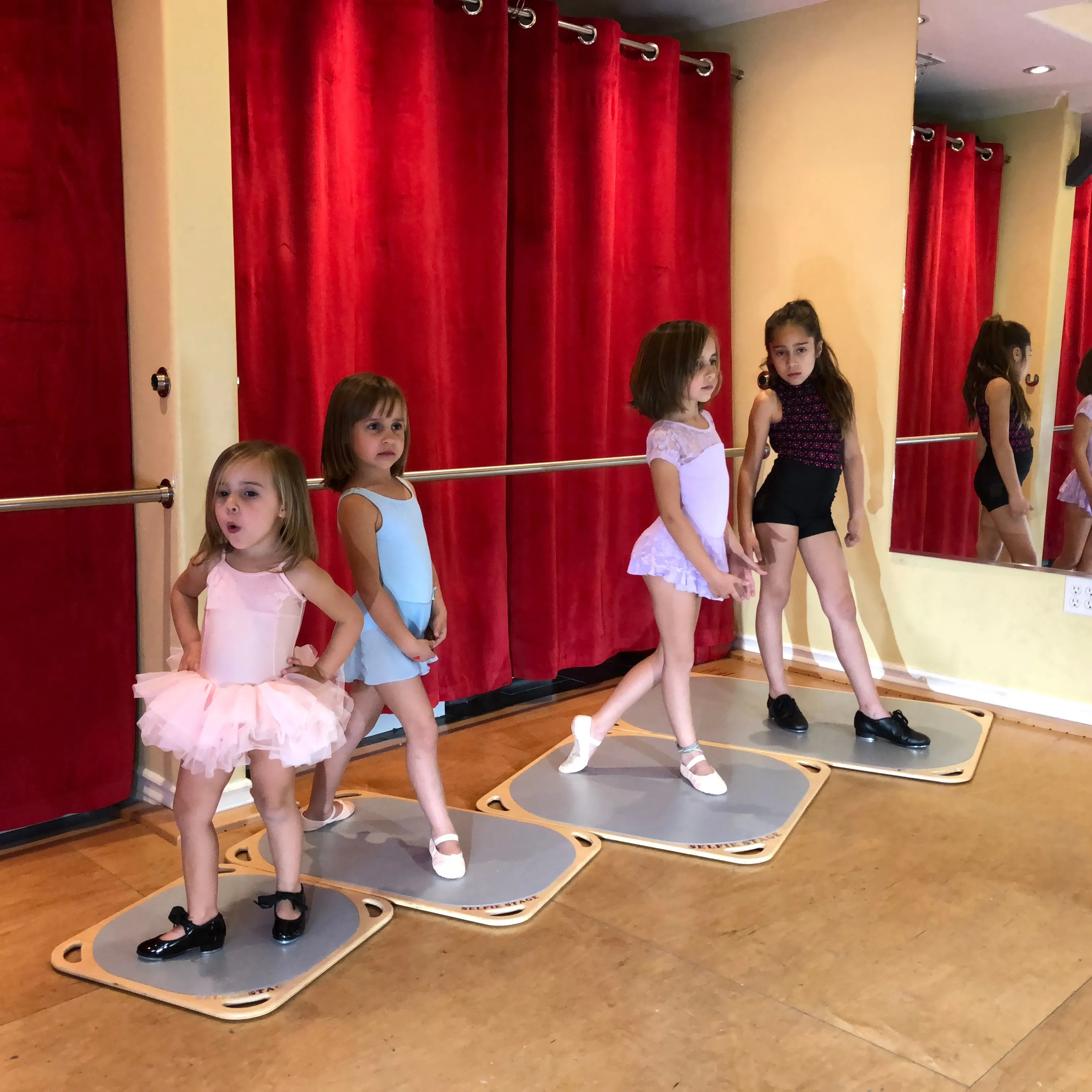 Selfie Stage Dance / Turning Boards